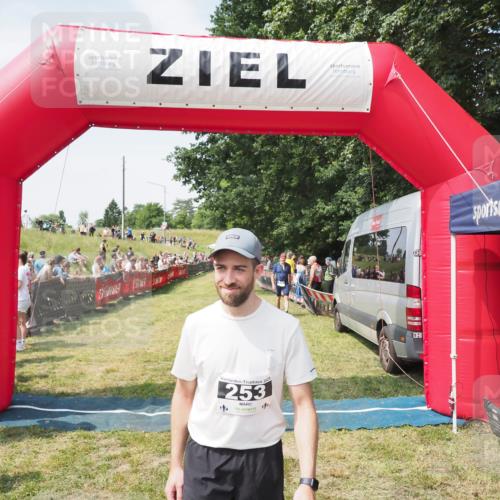 21.06.2025 - 27. Vierlanden-Triathlon MichiJ http://msf.ph/oto/8022478 15.06.2026 11:37:46 Ziel 253, 483 meine-sportfotos.de