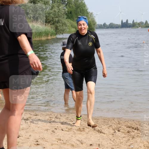 15.06.2025 - 27. Vierlanden-Triathlon Lena Gebhardt http://msf.ph/oto/8022479 15.06.2025 10:20:26 Schwimmen 619 meine-sportfotos.de
