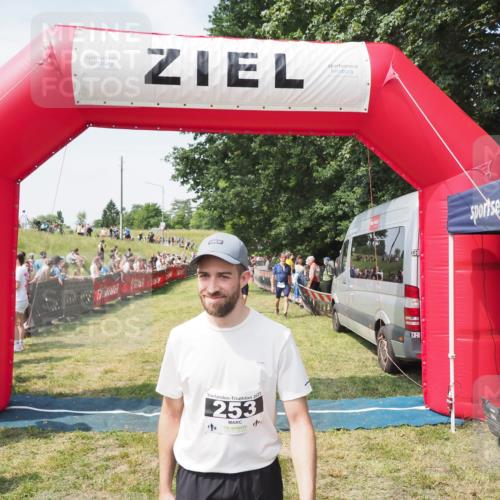 21.06.2025 - 27. Vierlanden-Triathlon MichiJ http://msf.ph/oto/8022483 15.06.2026 11:37:47 Ziel 253, 483 meine-sportfotos.de