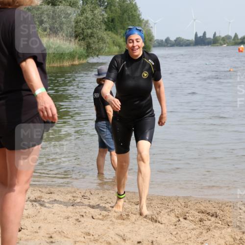 15.06.2025 - 27. Vierlanden-Triathlon Lena Gebhardt http://msf.ph/oto/8022484 15.06.2025 10:20:26 Schwimmen 619 meine-sportfotos.de