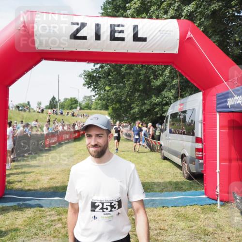 21.06.2025 - 27. Vierlanden-Triathlon MichiJ http://msf.ph/oto/8022488 15.06.2026 11:37:47 Ziel 253, 483 meine-sportfotos.de