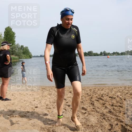 15.06.2025 - 27. Vierlanden-Triathlon Lena Gebhardt http://msf.ph/oto/8022495 15.06.2025 10:20:30 Schwimmen 619 meine-sportfotos.de