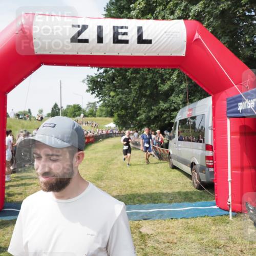 21.06.2025 - 27. Vierlanden-Triathlon MichiJ http://msf.ph/oto/8022500 15.06.2026 11:37:47 Ziel 253, 483 meine-sportfotos.de