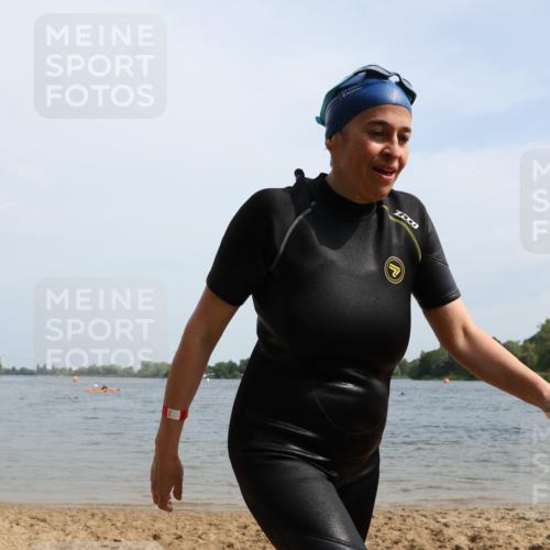 15.06.2025 - 27. Vierlanden-Triathlon Lena Gebhardt http://msf.ph/oto/8022504 15.06.2025 10:20:31 Schwimmen 619 meine-sportfotos.de