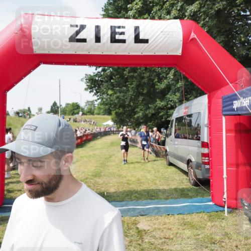 21.06.2025 - 27. Vierlanden-Triathlon MichiJ http://msf.ph/oto/8022505 15.06.2026 11:37:47 Ziel 253, 483 meine-sportfotos.de
