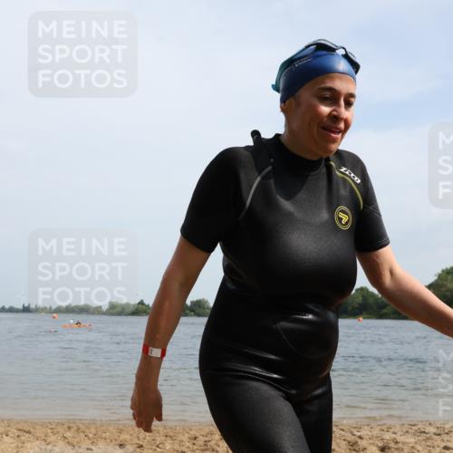 15.06.2025 - 27. Vierlanden-Triathlon Lena Gebhardt http://msf.ph/oto/8022507 15.06.2025 10:20:31 Schwimmen 619 meine-sportfotos.de