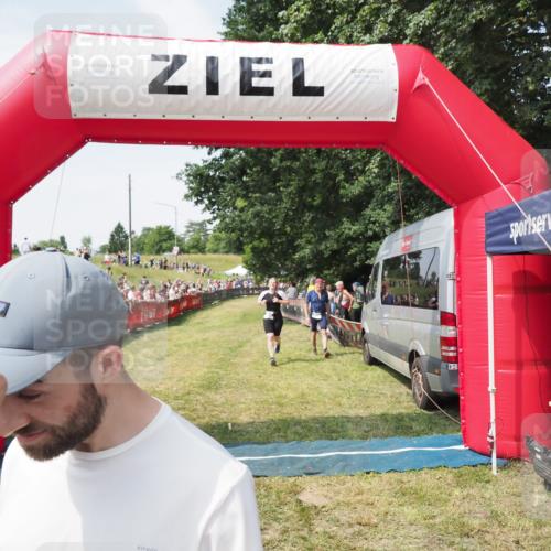 21.06.2025 - 27. Vierlanden-Triathlon MichiJ http://msf.ph/oto/8022511 15.06.2026 11:37:48 Ziel 253, 483 meine-sportfotos.de