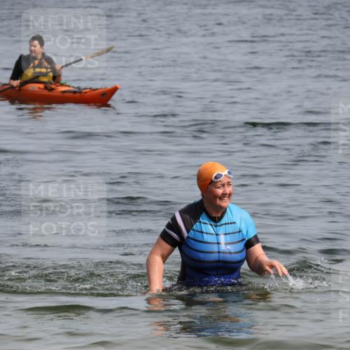 15.06.2025 - 27. Vierlanden-Triathlon Lena Gebhardt http://msf.ph/oto/8022520 15.06.2025 10:21:50 Schwimmen 538 meine-sportfotos.de