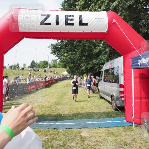 21.06.2025 - 27. Vierlanden-Triathlon MichiJ http://msf.ph/oto/8022526 15.06.2026 11:37:48 Ziel 253, 483 meine-sportfotos.de
