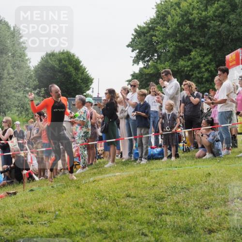 15.06.2025 - 27. Vierlanden-Triathlon KatJ http://msf.ph/oto/8022533 15.06.2025 10:55:19 Schwimmen 661, 725 meine-sportfotos.de
