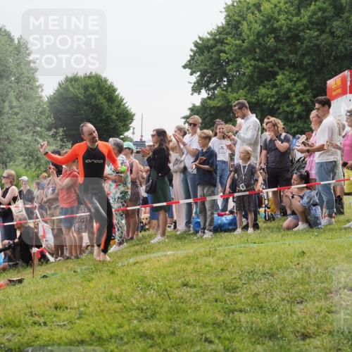 15.06.2025 - 27. Vierlanden-Triathlon KatJ http://msf.ph/oto/8022534 15.06.2025 10:55:19 Schwimmen 661, 725 meine-sportfotos.de