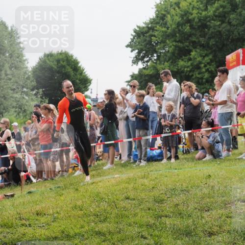 15.06.2025 - 27. Vierlanden-Triathlon KatJ http://msf.ph/oto/8022543 15.06.2025 10:55:20 Schwimmen 661, 725 meine-sportfotos.de