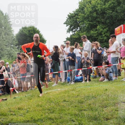 15.06.2025 - 27. Vierlanden-Triathlon KatJ http://msf.ph/oto/8022559 15.06.2025 10:55:20 Schwimmen 661, 725 meine-sportfotos.de