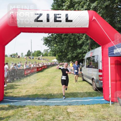 21.06.2025 - 27. Vierlanden-Triathlon MichiJ http://msf.ph/oto/8022568 15.06.2026 11:37:49 Ziel 253, 483 meine-sportfotos.de