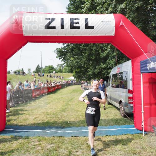 21.06.2025 - 27. Vierlanden-Triathlon MichiJ http://msf.ph/oto/8022590 15.06.2026 11:37:50 Ziel 253, 483 meine-sportfotos.de