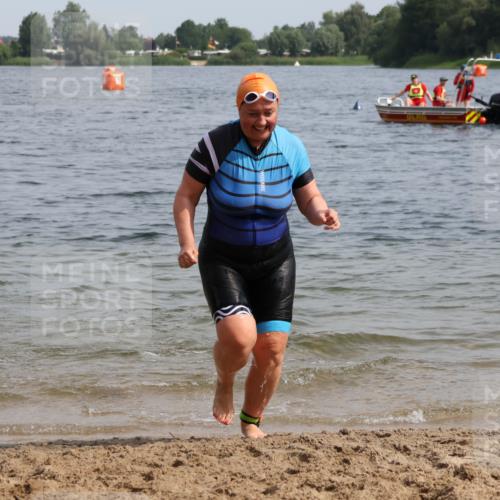 15.06.2025 - 27. Vierlanden-Triathlon Lena Gebhardt http://msf.ph/oto/8022600 15.06.2025 10:21:56 Schwimmen 538 meine-sportfotos.de