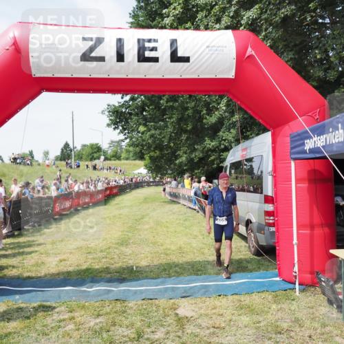 21.06.2025 - 27. Vierlanden-Triathlon MichiJ http://msf.ph/oto/8022603 15.06.2026 11:37:52 Ziel 483 meine-sportfotos.de