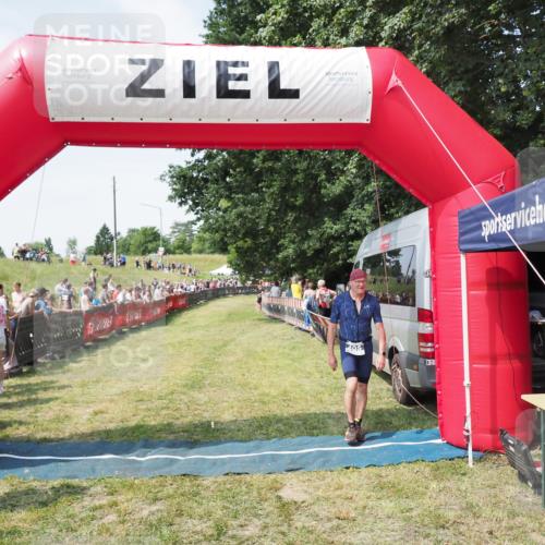 21.06.2025 - 27. Vierlanden-Triathlon MichiJ http://msf.ph/oto/8022615 15.06.2026 11:37:53 Ziel 483 meine-sportfotos.de
