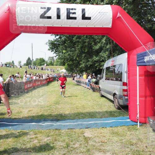 21.06.2025 - 27. Vierlanden-Triathlon MichiJ http://msf.ph/oto/8022635 15.06.2026 11:38:22 Ziel 417, 479 meine-sportfotos.de