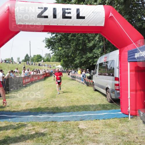 21.06.2025 - 27. Vierlanden-Triathlon MichiJ http://msf.ph/oto/8022649 15.06.2026 11:38:22 Ziel 417, 479 meine-sportfotos.de