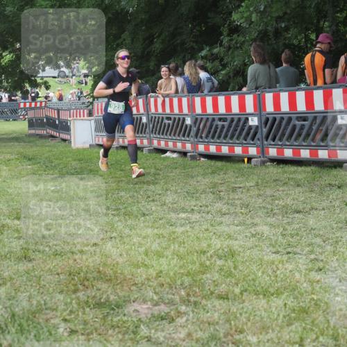 21.06.2025 - 27. Vierlanden-Triathlon KatJ http://msf.ph/oto/8022652 15.06.2025 13:22:12 Ziel 928 meine-sportfotos.de