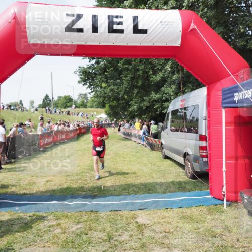 21.06.2025 - 27. Vierlanden-Triathlon MichiJ http://msf.ph/oto/8022661 15.06.2026 11:38:23 Ziel 417, 479 meine-sportfotos.de