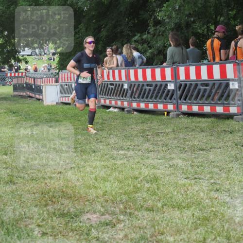 21.06.2025 - 27. Vierlanden-Triathlon KatJ http://msf.ph/oto/8022663 15.06.2025 13:22:13 Ziel 928 meine-sportfotos.de