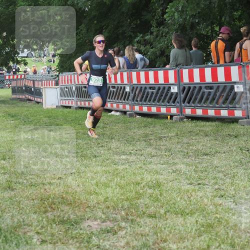 21.06.2025 - 27. Vierlanden-Triathlon KatJ http://msf.ph/oto/8022670 15.06.2025 13:22:13 Ziel 928 meine-sportfotos.de
