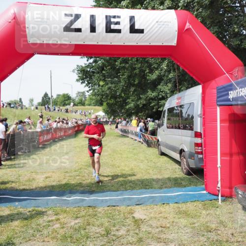 21.06.2025 - 27. Vierlanden-Triathlon MichiJ http://msf.ph/oto/8022673 15.06.2026 11:38:23 Ziel 417, 479 meine-sportfotos.de