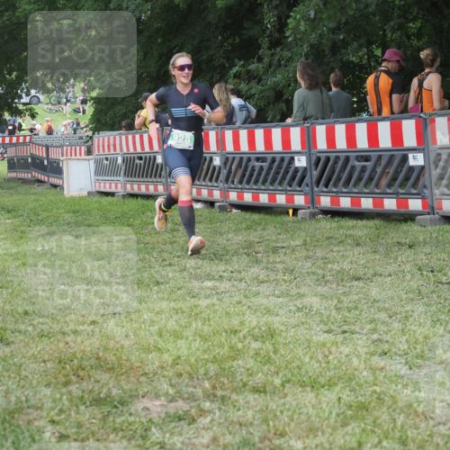 21.06.2025 - 27. Vierlanden-Triathlon KatJ http://msf.ph/oto/8022679 15.06.2025 13:22:13 Ziel 928 meine-sportfotos.de