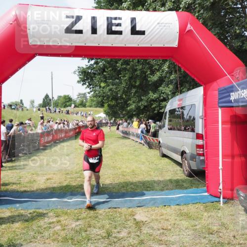 21.06.2025 - 27. Vierlanden-Triathlon MichiJ http://msf.ph/oto/8022681 15.06.2026 11:38:23 Ziel 417, 479 meine-sportfotos.de