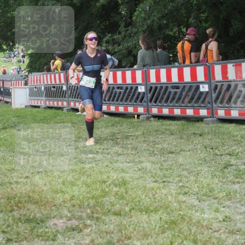 21.06.2025 - 27. Vierlanden-Triathlon KatJ http://msf.ph/oto/8022687 15.06.2025 13:22:13 Ziel 928 meine-sportfotos.de