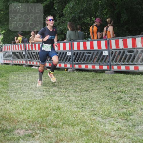21.06.2025 - 27. Vierlanden-Triathlon KatJ http://msf.ph/oto/8022695 15.06.2025 13:22:13 Ziel 928 meine-sportfotos.de