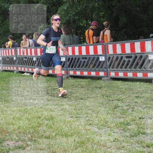 21.06.2025 - 27. Vierlanden-Triathlon KatJ http://msf.ph/oto/8022703 15.06.2025 13:22:13 Ziel 928 meine-sportfotos.de