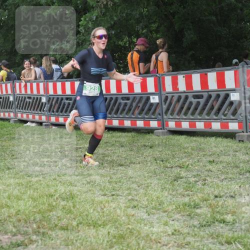 21.06.2025 - 27. Vierlanden-Triathlon KatJ http://msf.ph/oto/8022712 15.06.2025 13:22:13 Ziel 928 meine-sportfotos.de
