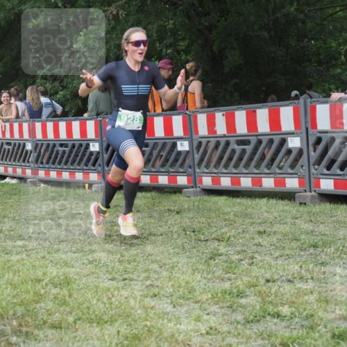 21.06.2025 - 27. Vierlanden-Triathlon KatJ http://msf.ph/oto/8022720 15.06.2025 13:22:13 Ziel 928 meine-sportfotos.de