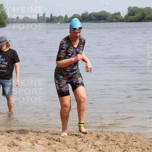 15.06.2025 - 27. Vierlanden-Triathlon Lena Gebhardt http://msf.ph/oto/8022721 15.06.2025 10:23:11 Schwimmen 531 meine-sportfotos.de
