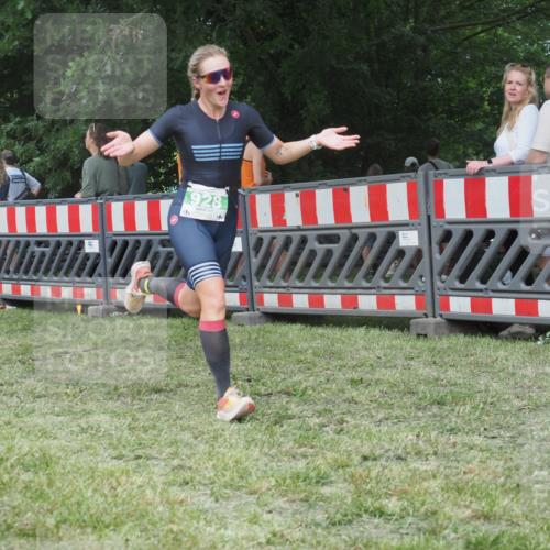 21.06.2025 - 27. Vierlanden-Triathlon KatJ http://msf.ph/oto/8022728 15.06.2025 13:22:13 Ziel 928 meine-sportfotos.de