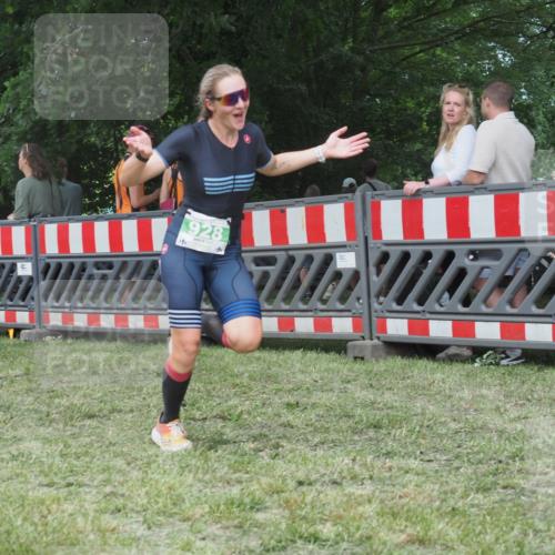 21.06.2025 - 27. Vierlanden-Triathlon KatJ http://msf.ph/oto/8022736 15.06.2025 13:22:14 Ziel 928 meine-sportfotos.de