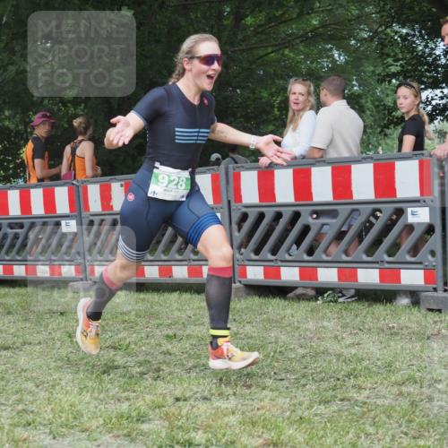 21.06.2025 - 27. Vierlanden-Triathlon KatJ http://msf.ph/oto/8022743 15.06.2025 13:22:14 Ziel 928 meine-sportfotos.de
