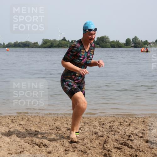 15.06.2025 - 27. Vierlanden-Triathlon Lena Gebhardt http://msf.ph/oto/8022746 15.06.2025 10:23:13 Schwimmen 531 meine-sportfotos.de