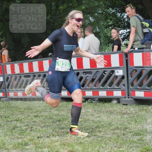 21.06.2025 - 27. Vierlanden-Triathlon KatJ http://msf.ph/oto/8022751 15.06.2025 13:22:14 Ziel 928 meine-sportfotos.de