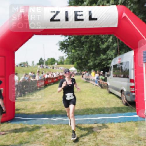 21.06.2025 - 27. Vierlanden-Triathlon MichiJ http://msf.ph/oto/8022758 15.06.2026 11:38:26 Ziel 417, 479, 499 meine-sportfotos.de