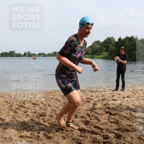 15.06.2025 - 27. Vierlanden-Triathlon Lena Gebhardt http://msf.ph/oto/8022772 15.06.2025 10:23:15 Schwimmen 531 meine-sportfotos.de