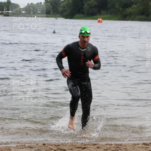 15.06.2025 - 27. Vierlanden-Triathlon Lena Gebhardt http://msf.ph/oto/8022810 15.06.2025 10:50:35 Schwimmen 753, 767 meine-sportfotos.de