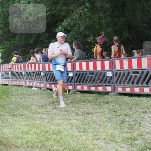 21.06.2025 - 27. Vierlanden-Triathlon KatJ http://msf.ph/oto/8022811 15.06.2025 13:22:25 Ziel 643 meine-sportfotos.de