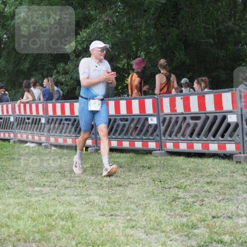 21.06.2025 - 27. Vierlanden-Triathlon KatJ http://msf.ph/oto/8022823 15.06.2025 13:22:25 Ziel 643 meine-sportfotos.de