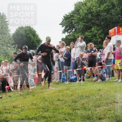 15.06.2025 - 27. Vierlanden-Triathlon KatJ http://msf.ph/oto/8022832 15.06.2025 10:55:34 Schwimmen 639, 656, 736, 740 meine-sportfotos.de