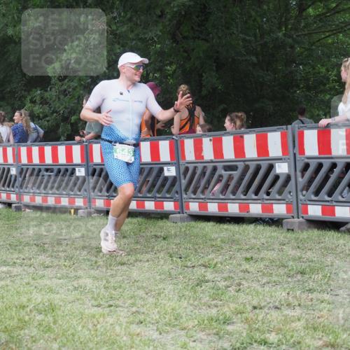 21.06.2025 - 27. Vierlanden-Triathlon KatJ http://msf.ph/oto/8022837 15.06.2025 13:22:25 Ziel 643 meine-sportfotos.de