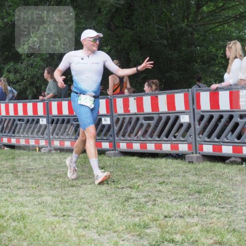 21.06.2025 - 27. Vierlanden-Triathlon KatJ http://msf.ph/oto/8022843 15.06.2025 13:22:25 Ziel 643 meine-sportfotos.de